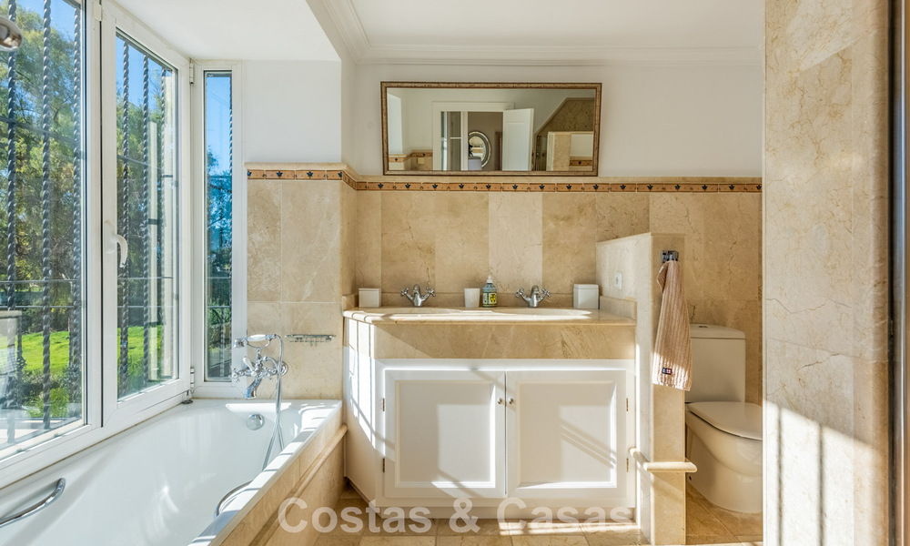 Excepcional villa de lujo en venta con arquitectura andaluza atemporal y vistas al mar en Benahavís, Marbella 786064