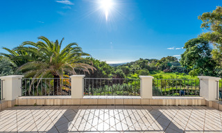 Excepcional villa de lujo en venta con arquitectura andaluza atemporal y vistas al mar en Benahavís, Marbella 786065 