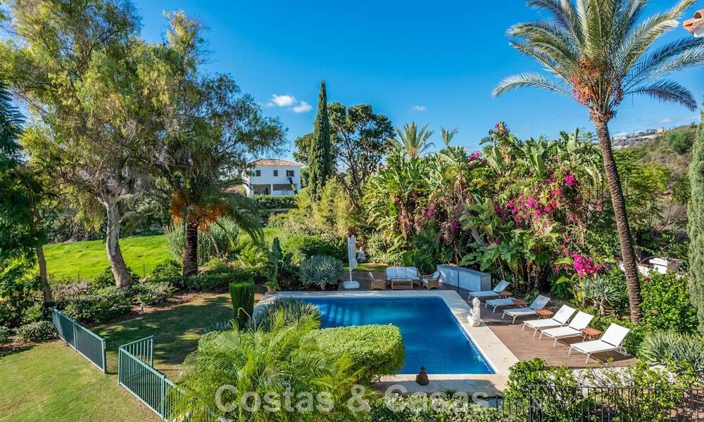 Excepcional villa de lujo en venta con arquitectura andaluza atemporal y vistas al mar en Benahavís, Marbella 786066