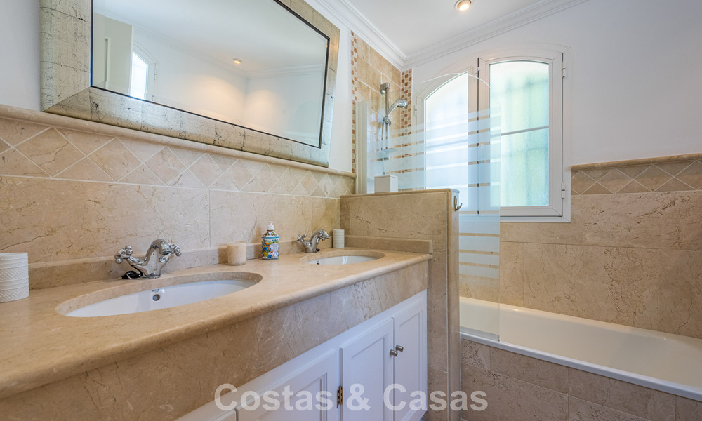 Excepcional villa de lujo en venta con arquitectura andaluza atemporal y vistas al mar en Benahavís, Marbella 786068