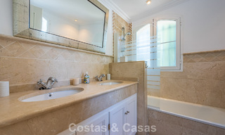 Excepcional villa de lujo en venta con arquitectura andaluza atemporal y vistas al mar en Benahavís, Marbella 786068 