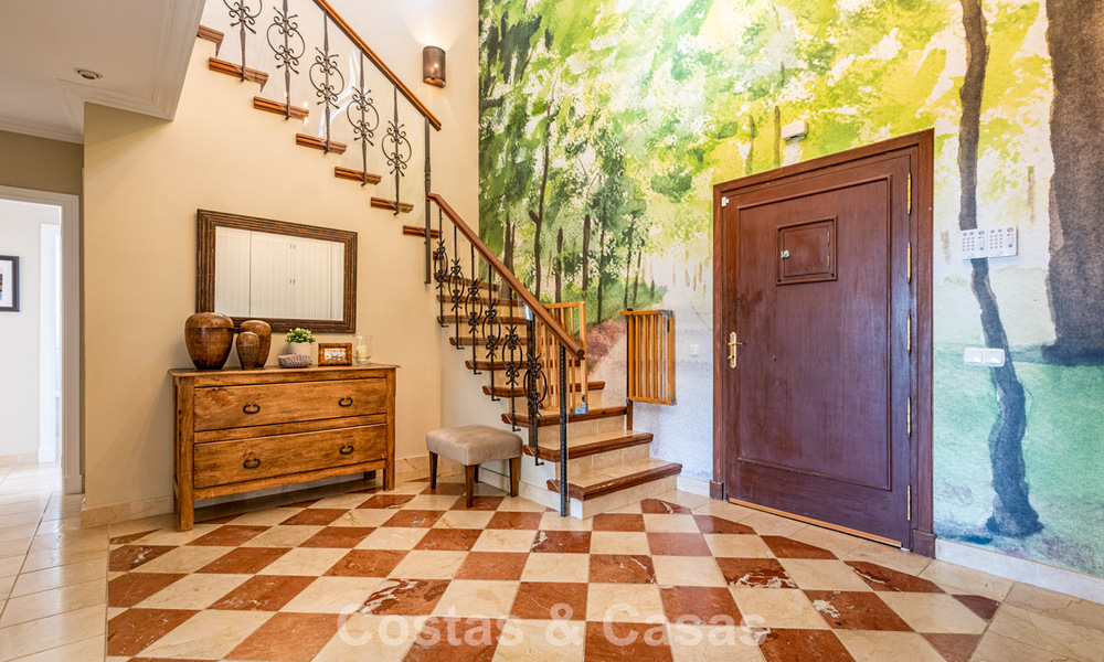 Excepcional villa de lujo en venta con arquitectura andaluza atemporal y vistas al mar en Benahavís, Marbella 786069