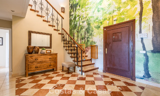 Excepcional villa de lujo en venta con arquitectura andaluza atemporal y vistas al mar en Benahavís, Marbella 786069 