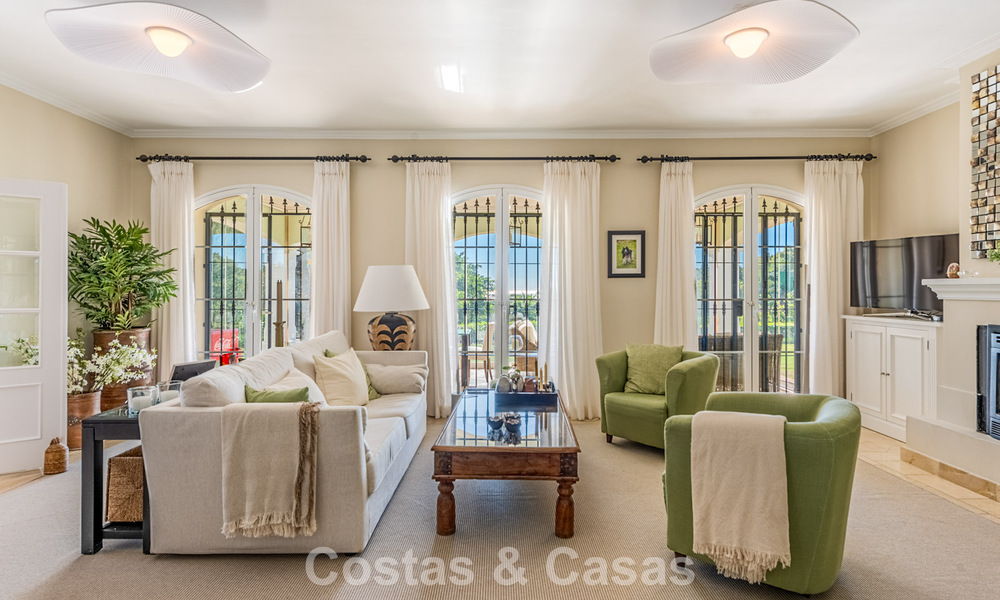 Excepcional villa de lujo en venta con arquitectura andaluza atemporal y vistas al mar en Benahavís, Marbella 786070