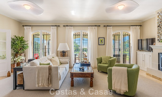 Excepcional villa de lujo en venta con arquitectura andaluza atemporal y vistas al mar en Benahavís, Marbella 786070 