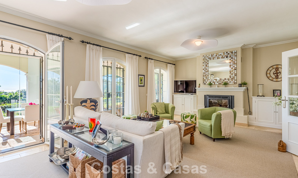 Excepcional villa de lujo en venta con arquitectura andaluza atemporal y vistas al mar en Benahavís, Marbella 786071