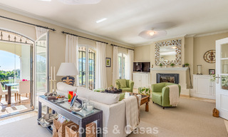 Excepcional villa de lujo en venta con arquitectura andaluza atemporal y vistas al mar en Benahavís, Marbella 786071 