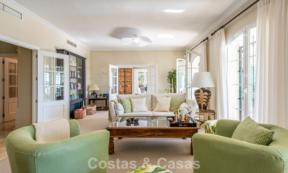 Excepcional villa de lujo en venta con arquitectura andaluza atemporal y vistas al mar en Benahavís, Marbella 786072