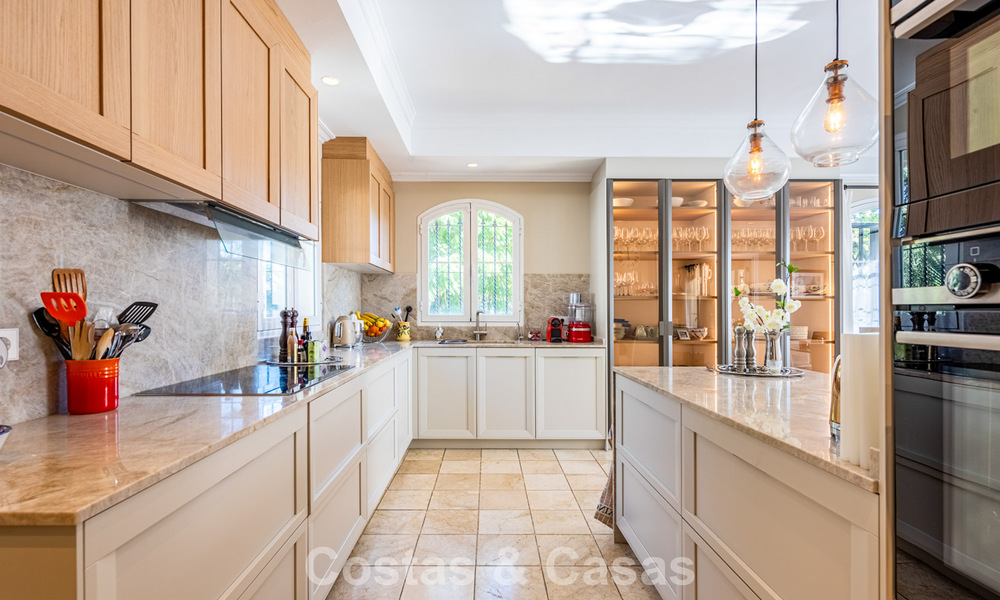 Excepcional villa de lujo en venta con arquitectura andaluza atemporal y vistas al mar en Benahavís, Marbella 786073