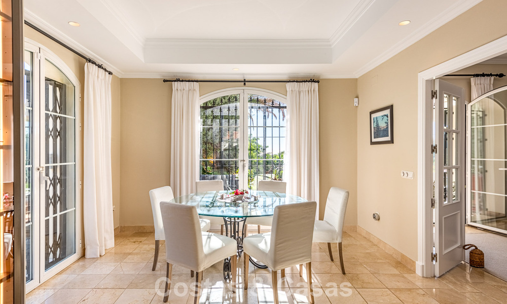 Excepcional villa de lujo en venta con arquitectura andaluza atemporal y vistas al mar en Benahavís, Marbella 786074