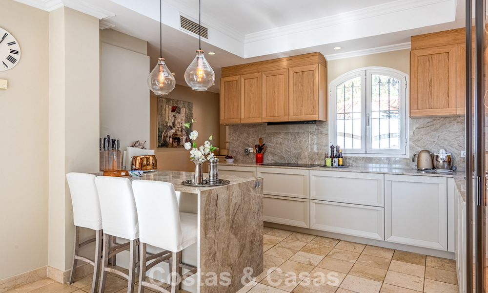 Excepcional villa de lujo en venta con arquitectura andaluza atemporal y vistas al mar en Benahavís, Marbella 786075