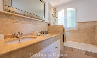 Excepcional villa de lujo en venta con arquitectura andaluza atemporal y vistas al mar en Benahavís, Marbella 786076 