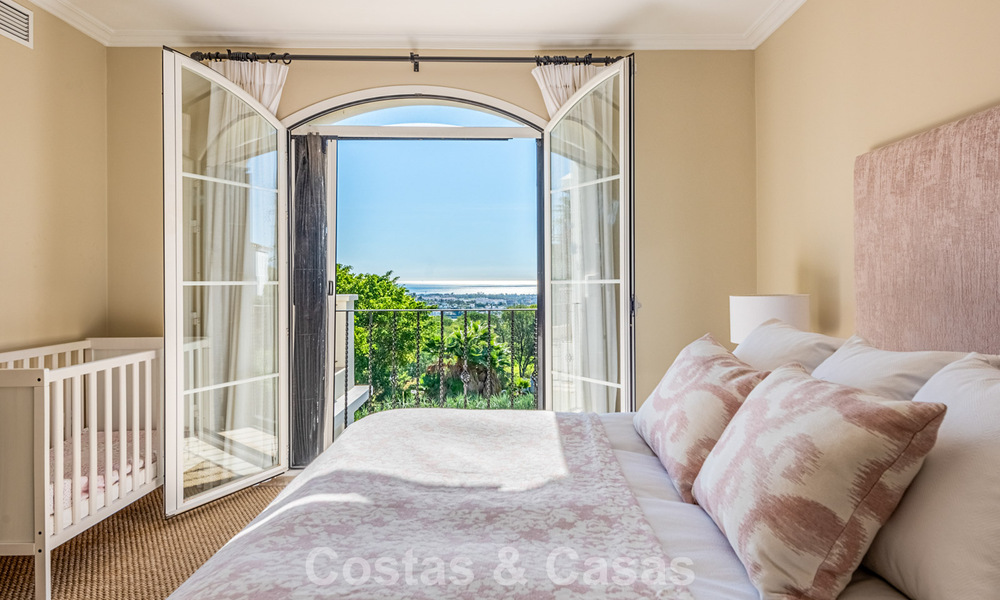 Excepcional villa de lujo en venta con arquitectura andaluza atemporal y vistas al mar en Benahavís, Marbella 786078