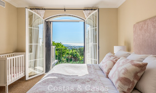 Excepcional villa de lujo en venta con arquitectura andaluza atemporal y vistas al mar en Benahavís, Marbella 786078 