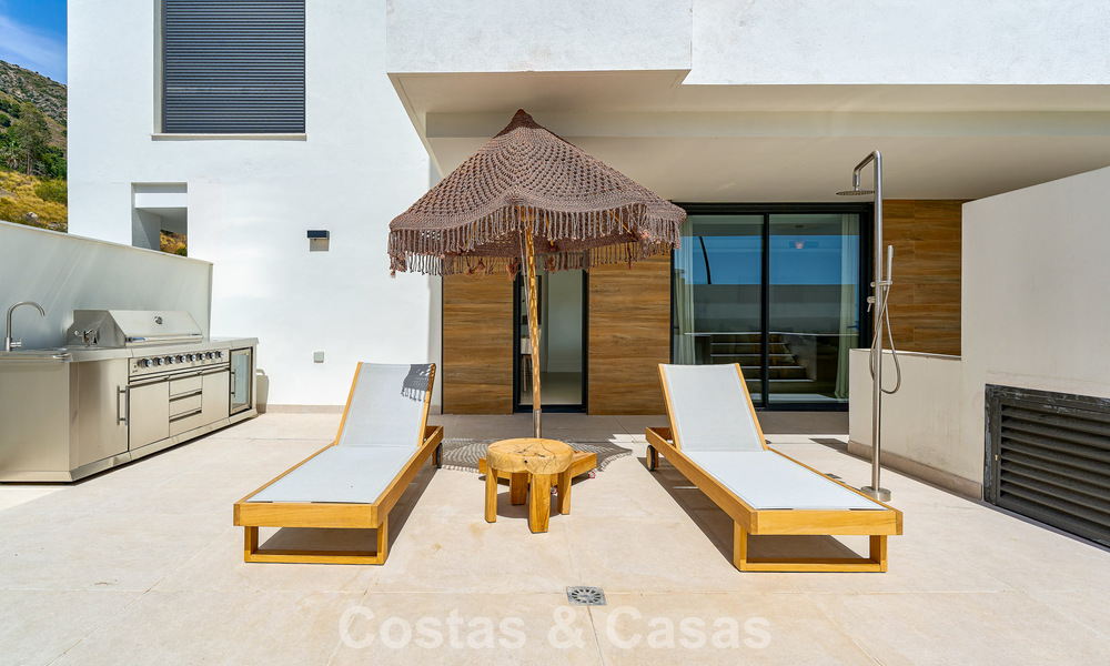 Apartamentos en venta en una ubicación privilegiada con vistas al mar, entre Benalmádena y Fuengirola, Costa del Sol 801817