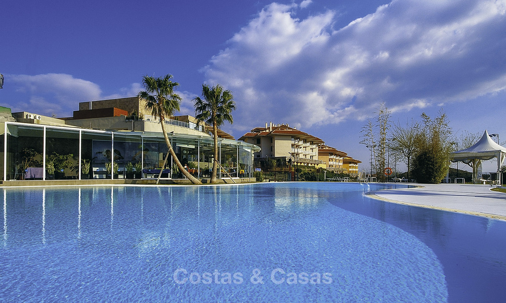Apartamentos en venta en una ubicación privilegiada con vistas al mar, entre Benalmádena y Fuengirola, Costa del Sol 801833