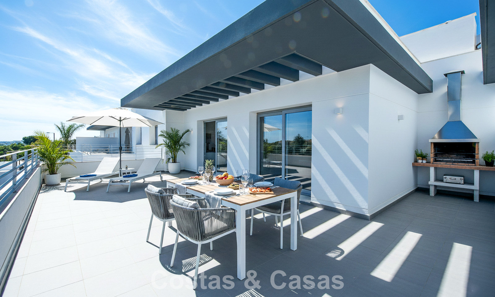 Apartamento nuevo y moderno, listo para entrar a vivir, en venta en un complejo de golf cerca de Estepona centro 785917