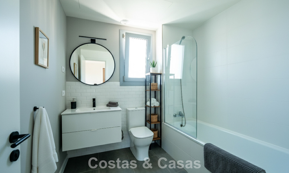 Apartamento nuevo y moderno, listo para entrar a vivir, en venta en un complejo de golf cerca de Estepona centro 785919