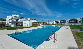 Apartamento nuevo y moderno, listo para entrar a vivir, en venta en un complejo de golf cerca de Estepona centro 785933 