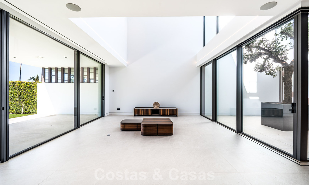 Moderna casa de lujo lista para entrar a vivir en venta en Nueva Andalucía, Marbella 786021