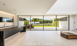 Moderna casa de lujo lista para entrar a vivir en venta en Nueva Andalucía, Marbella 786024 