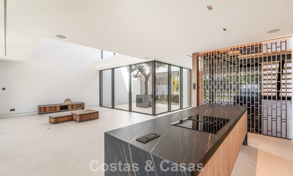 Moderna casa de lujo lista para entrar a vivir en venta en Nueva Andalucía, Marbella 786025
