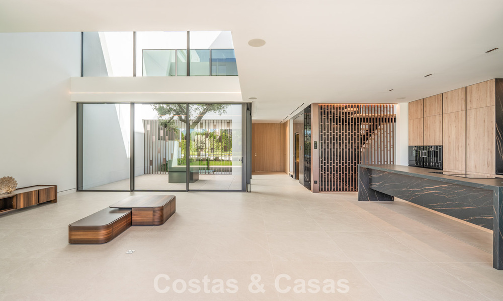 Moderna casa de lujo lista para entrar a vivir en venta en Nueva Andalucía, Marbella 786026
