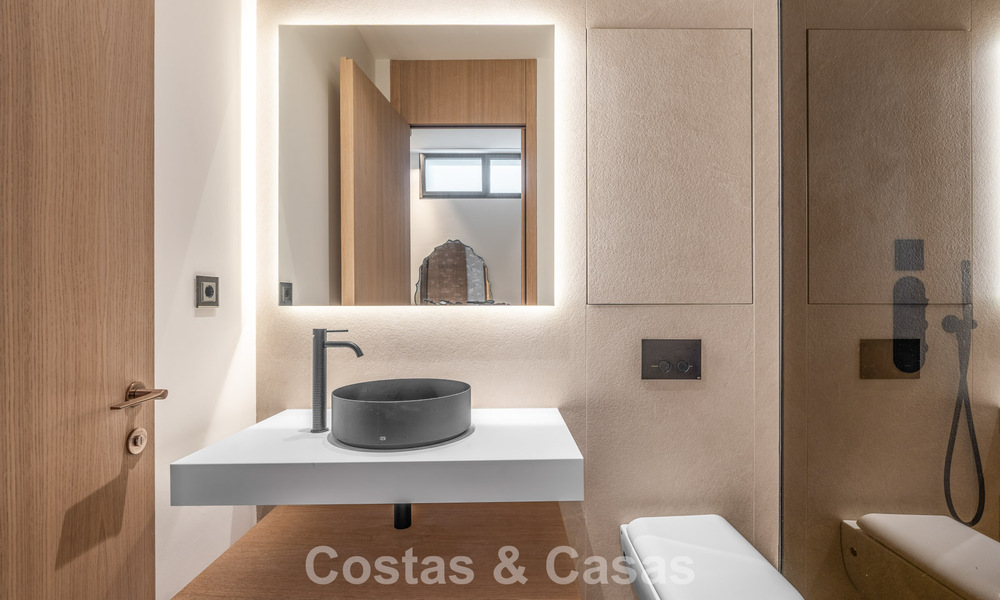 Moderna casa de lujo lista para entrar a vivir en venta en Nueva Andalucía, Marbella 786033