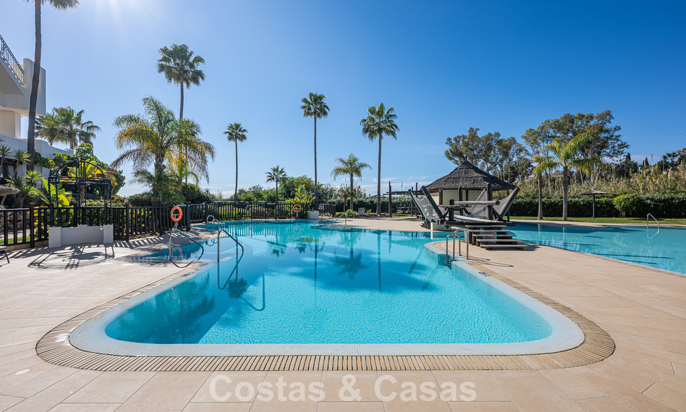 Apartamento de lujo en primera línea de playa, listo para entrar a vivir, en la Nueva Milla de Oro, entre Marbella y Estepona 785945