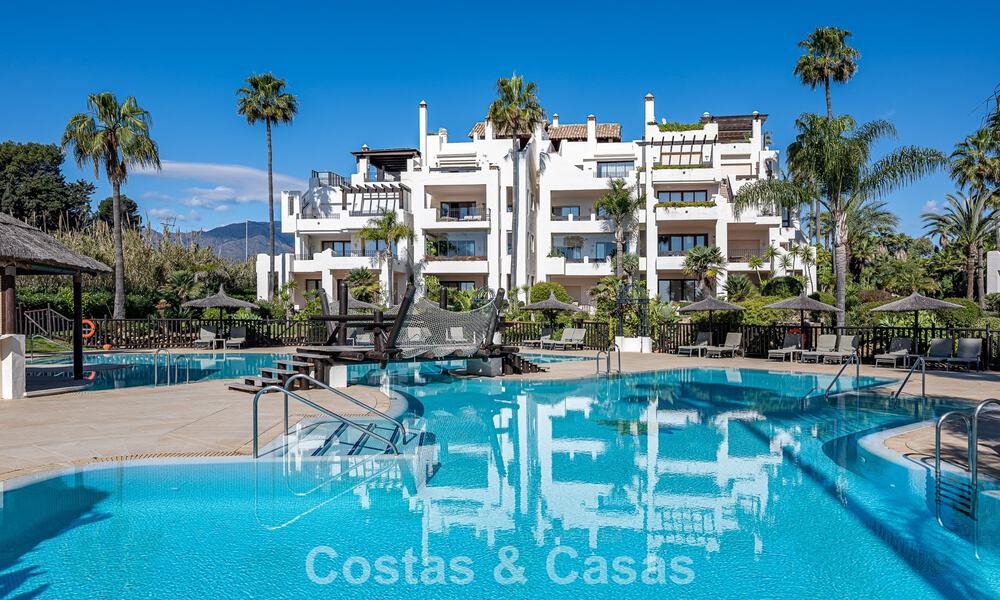Apartamento de lujo en primera línea de playa, listo para entrar a vivir, en la Nueva Milla de Oro, entre Marbella y Estepona 785946