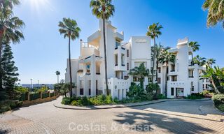 Apartamento de lujo en primera línea de playa, listo para entrar a vivir, en la Nueva Milla de Oro, entre Marbella y Estepona 785947 