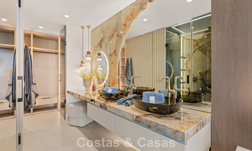 Apartamento de lujo en primera línea de playa, listo para entrar a vivir, en la Nueva Milla de Oro, entre Marbella y Estepona 785950
