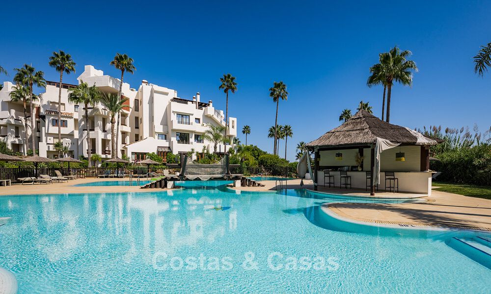 Apartamento de lujo en primera línea de playa, listo para entrar a vivir, en la Nueva Milla de Oro, entre Marbella y Estepona 785954