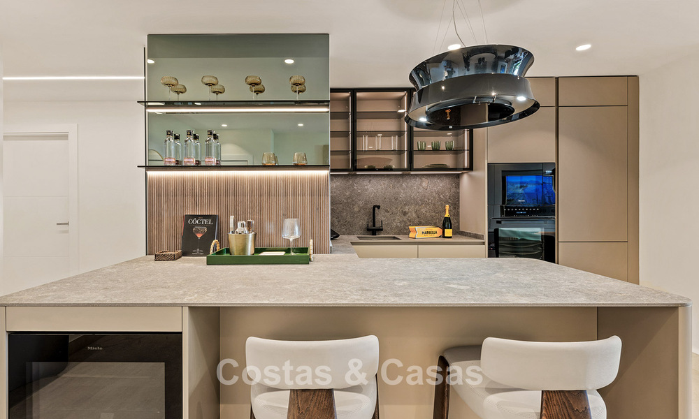 Apartamento de lujo en primera línea de playa, listo para entrar a vivir, en la Nueva Milla de Oro, entre Marbella y Estepona 785964