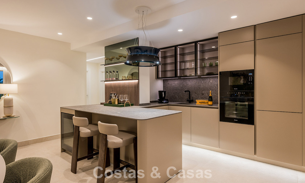 Apartamento de lujo en primera línea de playa, listo para entrar a vivir, en la Nueva Milla de Oro, entre Marbella y Estepona 785980