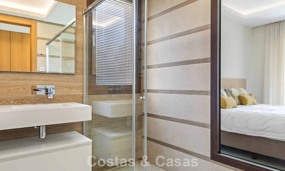 Apartamento en planta baja, con un amplio jardín privado, en venta en un resort de golf en Marbella - Benahavís 785878