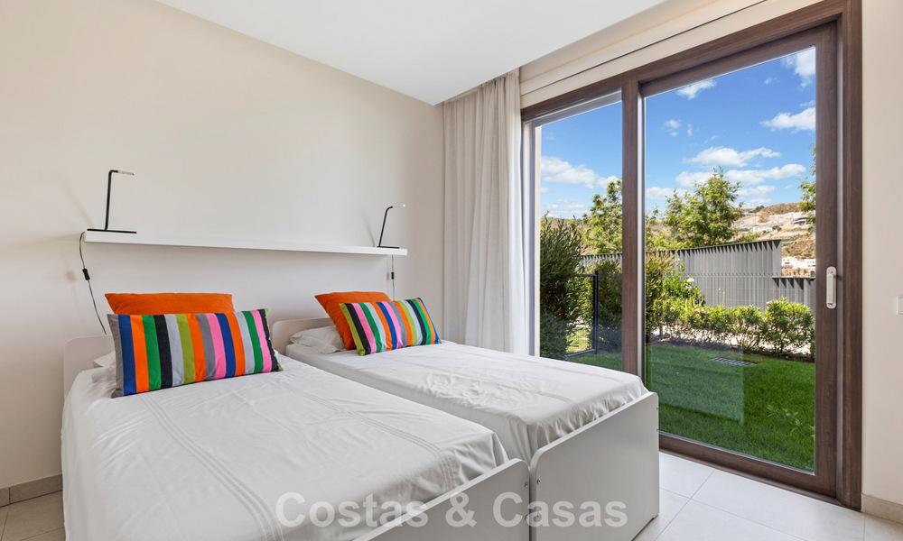 Apartamento en planta baja, con un amplio jardín privado, en venta en un resort de golf en Marbella - Benahavís 785879