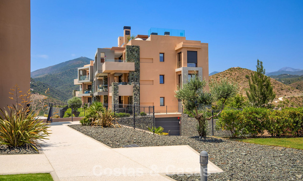 Apartamento en planta baja, con un amplio jardín privado, en venta en un resort de golf en Marbella - Benahavís 785880