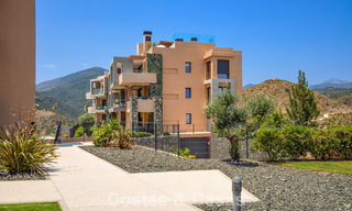 Apartamento en planta baja, con un amplio jardín privado, en venta en un resort de golf en Marbella - Benahavís 785880 
