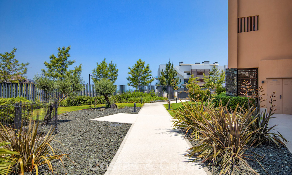 Apartamento en planta baja, con un amplio jardín privado, en venta en un resort de golf en Marbella - Benahavís 785881