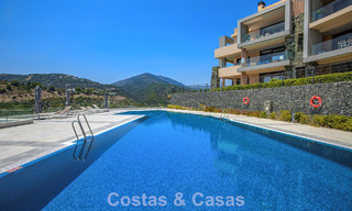 Apartamento en planta baja, con un amplio jardín privado, en venta en un resort de golf en Marbella - Benahavís 785882 