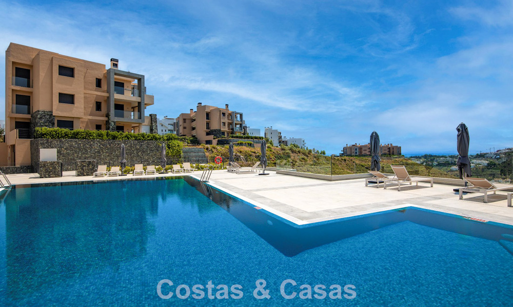 Apartamento en planta baja, con un amplio jardín privado, en venta en un resort de golf en Marbella - Benahavís 785883