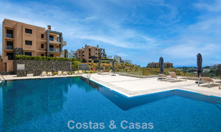 Apartamento en planta baja, con un amplio jardín privado, en venta en un resort de golf en Marbella - Benahavís 785883 