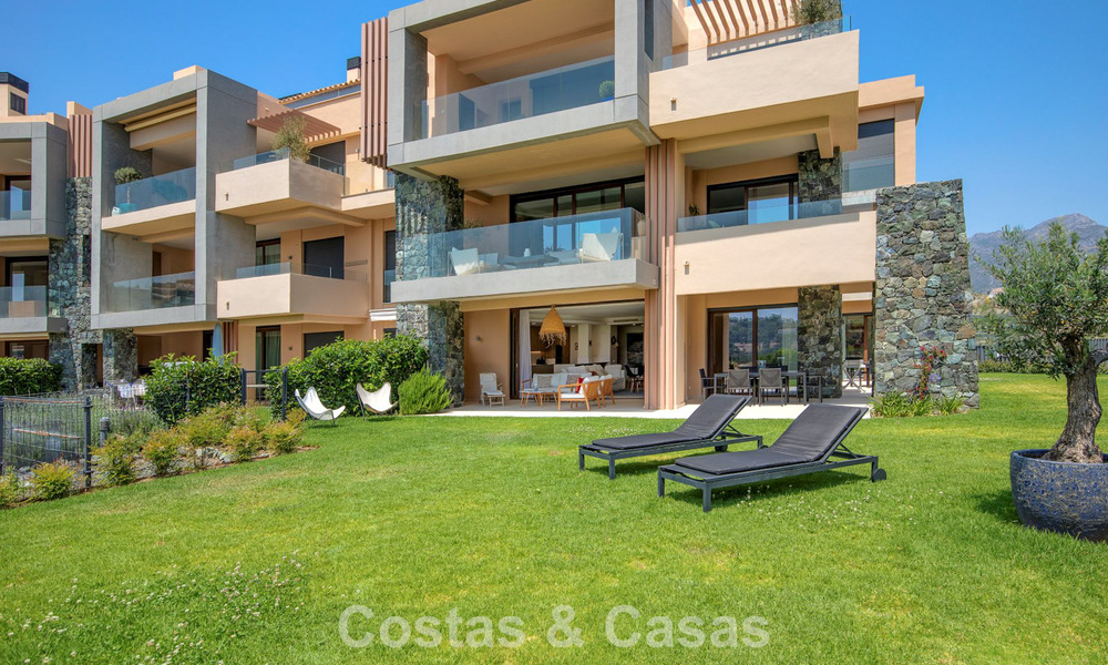 Apartamento en planta baja, con un amplio jardín privado, en venta en un resort de golf en Marbella - Benahavís 785885