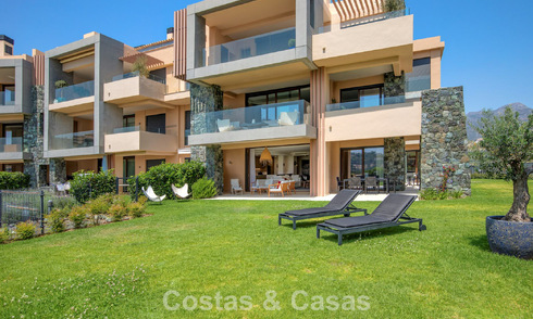 Apartamento en planta baja, con un amplio jardín privado, en venta en un resort de golf en Marbella - Benahavís 785885