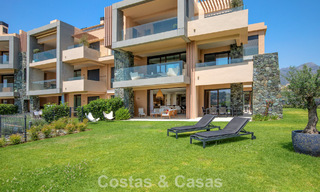 Apartamento en planta baja, con un amplio jardín privado, en venta en un resort de golf en Marbella - Benahavís 785885 