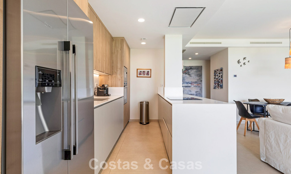 Apartamento en planta baja, con un amplio jardín privado, en venta en un resort de golf en Marbella - Benahavís 785886