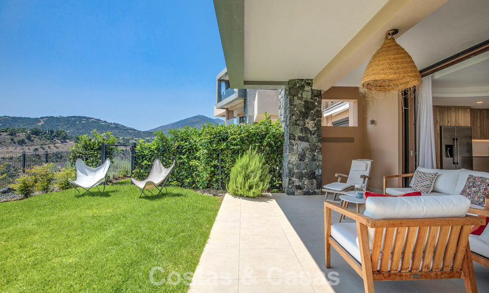 Apartamento en planta baja, con un amplio jardín privado, en venta en un resort de golf en Marbella - Benahavís 785888