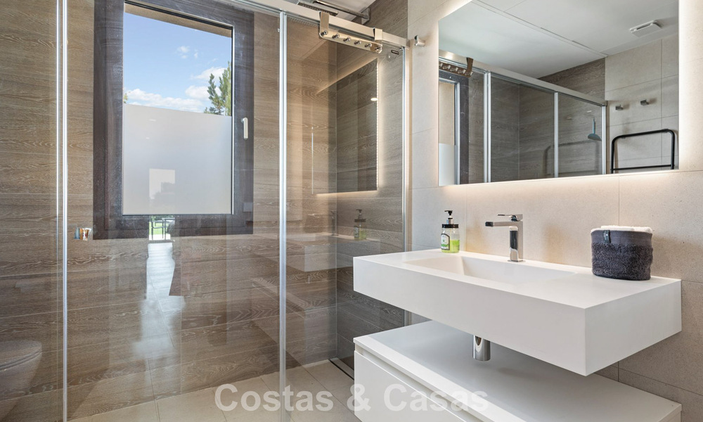 Apartamento en planta baja, con un amplio jardín privado, en venta en un resort de golf en Marbella - Benahavís 785889