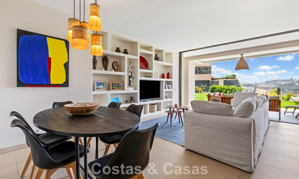 Apartamento en planta baja, con un amplio jardín privado, en venta en un resort de golf en Marbella - Benahavís 785891